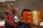 050 Katmandou, la marchande de colliers de fleurs