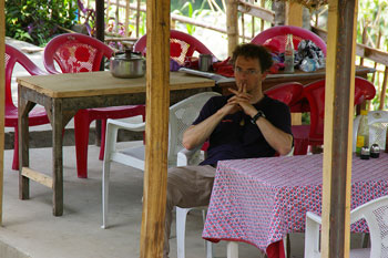 Après un mois de Népal, Alain médite au départ du trekking 